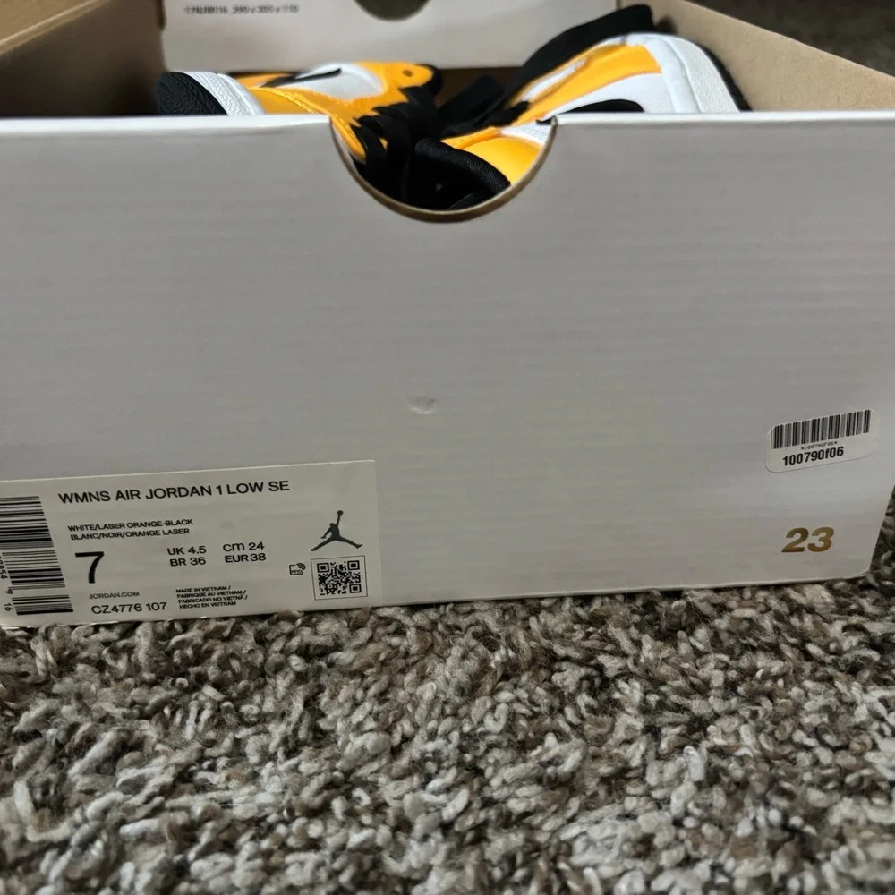 Women’s Jordan 1s - Picture 4 of 4